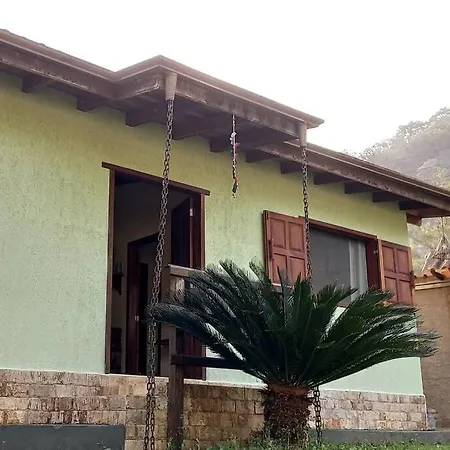 Casa com cachoeira-rio no quintal-3